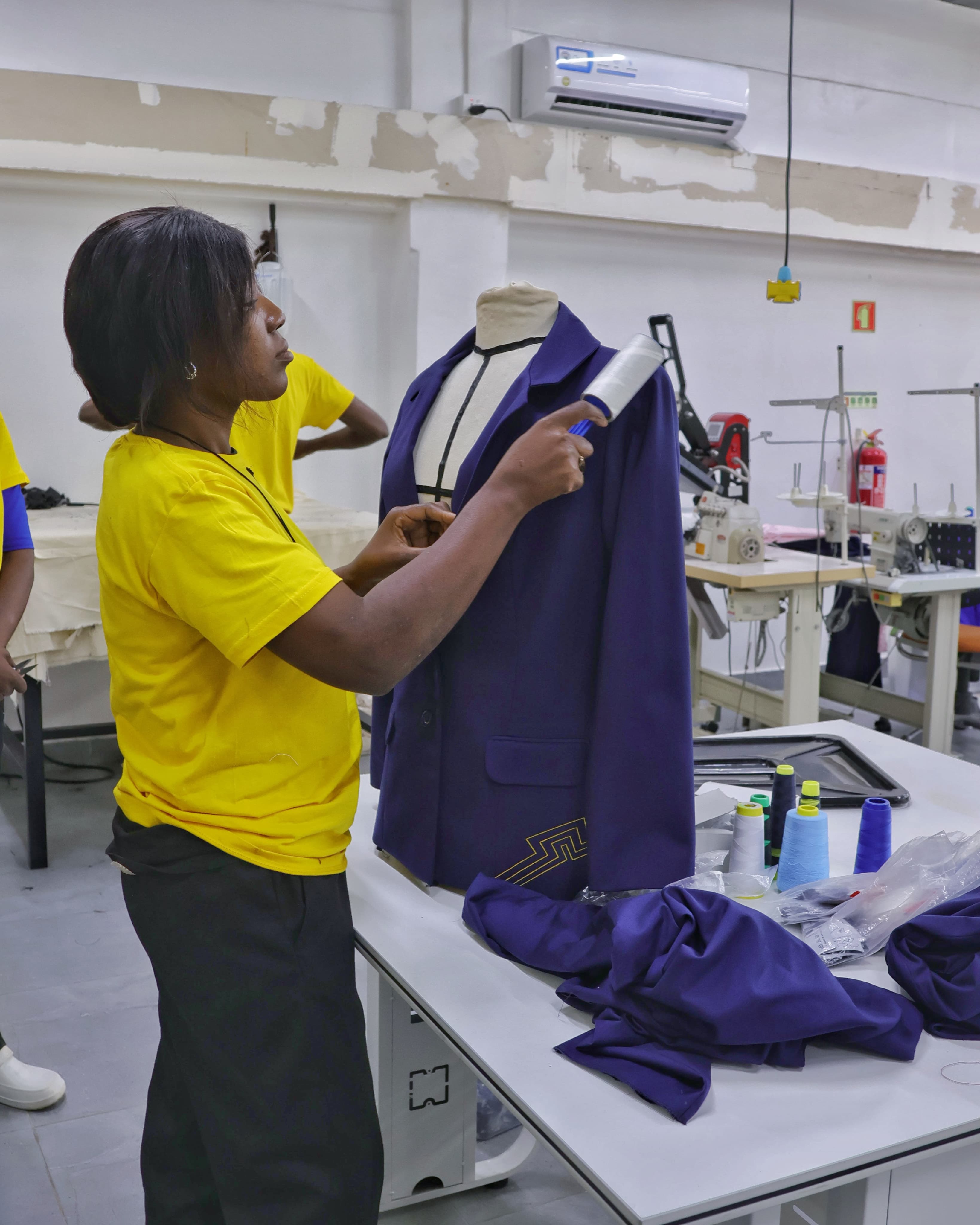 Costureira a preparar uma peça de vestuário corporativo