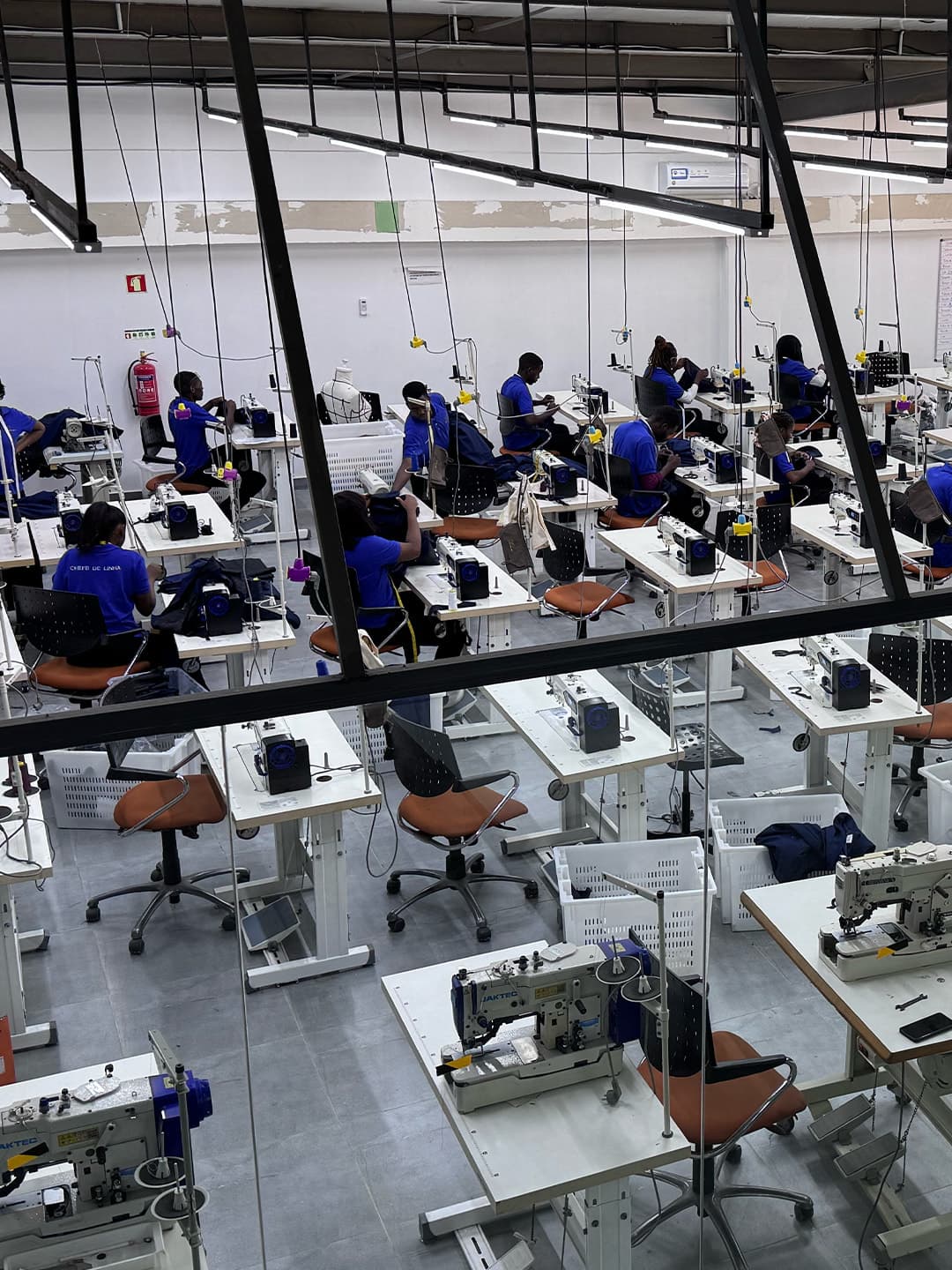 Máquinas de costura na linha de produção